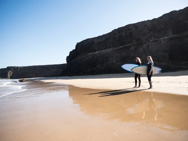 Mulheres Praia Prontas Para Surfar Ondas — Fotografia de Stock