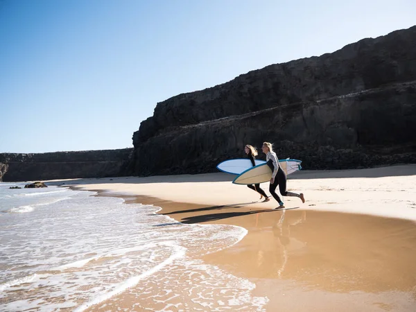 Surfistas Fêmeas Praia Correndo Para Ondas — Fotografia de Stock