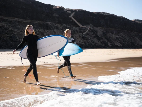 Surferinnen Strand Die Zum Wasser Laufen — Stockfoto