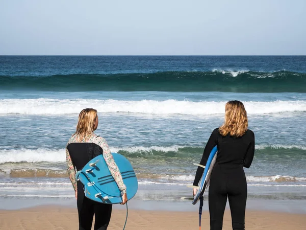 Unerkennbare Surfer Weibchen Strand Beobachten Die Wellen — Stockfoto