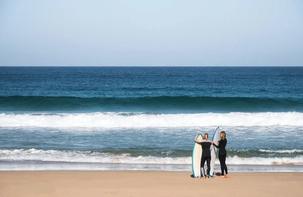 Sufer Fêmeas Praia Com Suas Pranchas Surf — Fotografia de Stock