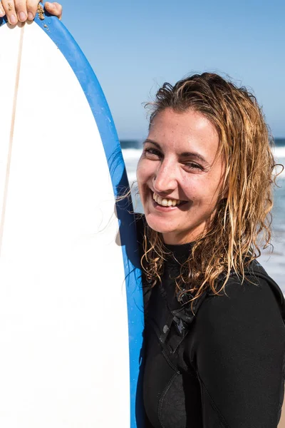 Kaukasische Surferin Porträt Strand Mit Surfbrett Neoprenanzug — Stockfoto