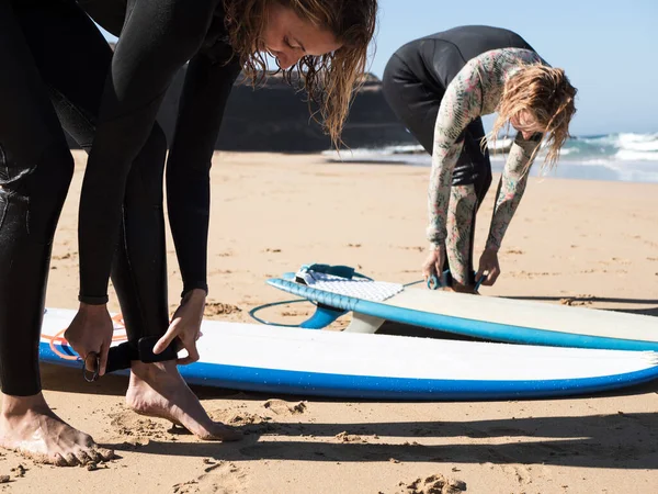 Surfer Weibchen Befestigen Sicherheitsleine Knöchel — Stockfoto