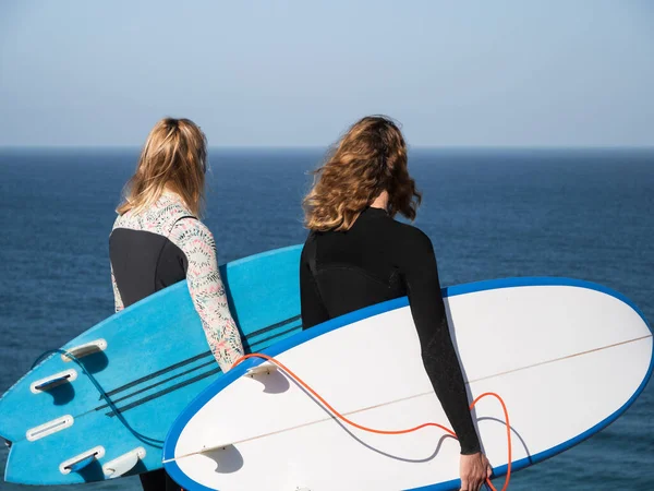 Visszafordíthatatlan Szörfös Nők Nézik Óceánt Szörfdeszkákkal Kezükben — Stock Fotó