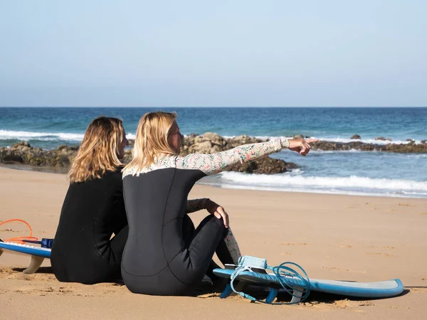 Surferinnen Sitzen Strand Und Beobachten Die Wellen — Stockfoto