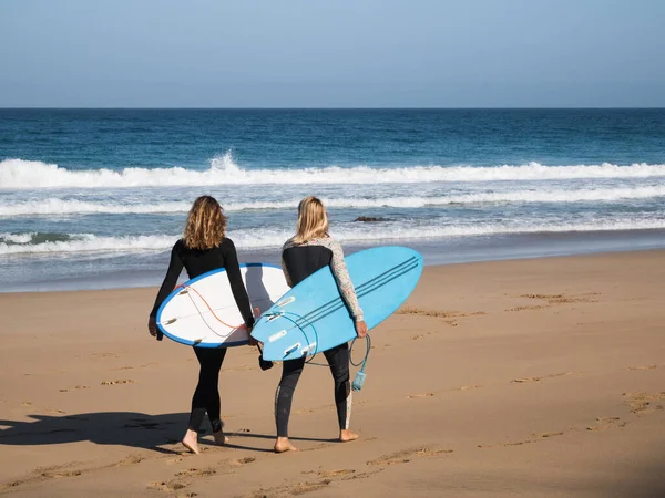 Unerkennbare Surferinnen Strand — Stockfoto