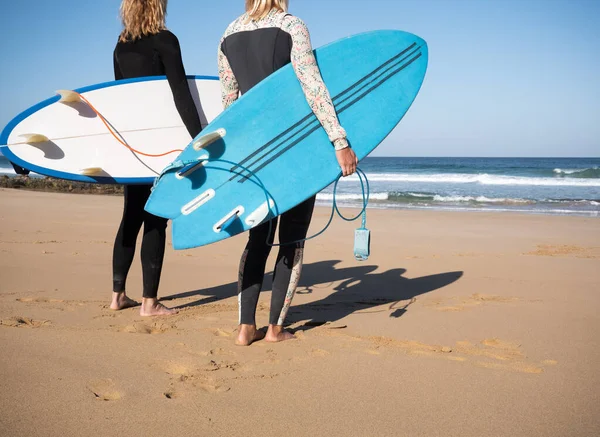 Unkenntliche Surferinnen Beobachten Die Wellen Strand Sie Stehen Kurz Davor — Stockfoto