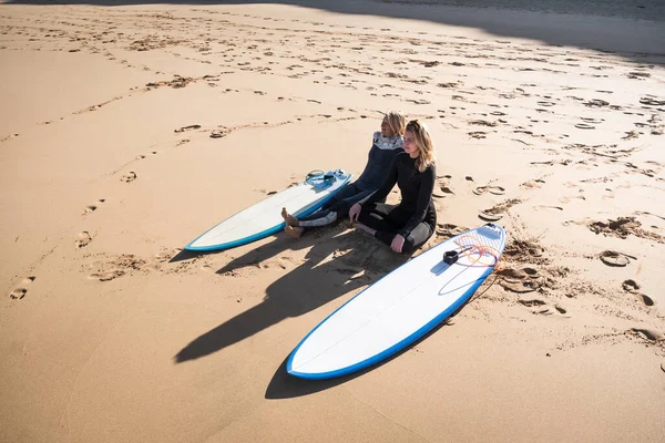 Surfistas Jovens Mulheres Sentadas Praia Assistindo Ondas — Fotografia de Stock