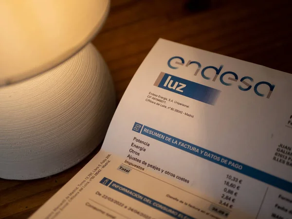 Puerto del Rosario, İspanya; 2 Haziran 2022: Endesa elektrik faturası. İspanya 'da elektrik fiyatlarına zam