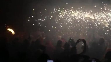 Palma de Mallorca, İspanya; 23 Haziran 2022: San Juan 2022 gecesi Palma de Mallorca 'da iblisler ve havai fişeklerle dans eden kalabalık