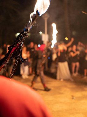 Palma de Mallorca, İspanya; 23 Haziran 2022: Palma de Mallorca 'da San Juan 2022 gecesinde bir şeytanın elinde tuttuğu meşale ayrıntıları