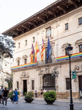Palma de Mallorca, İspanya; 22 Haziran 2022: Uluslararası LGBT Onur Günü kutlamaları için Palma de Mallorca belediye binasında gurur bayrağı
