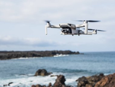 Lanzarote, İspanya; 14 Mayıs 2022: DJI Mini 2 insansız hava aracı. İHA 250 gramın altında