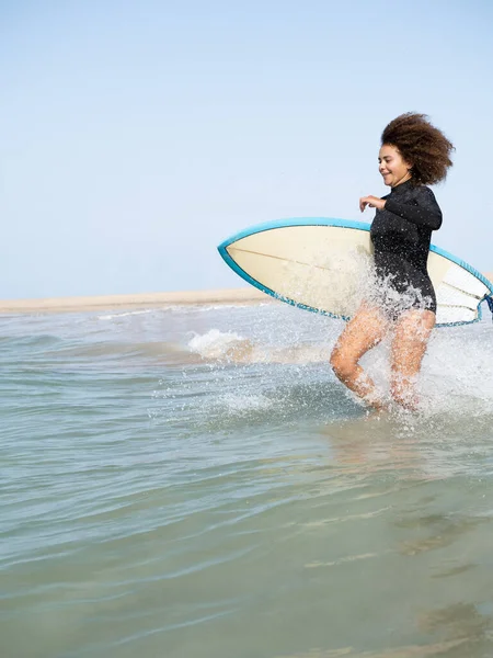 Vielrassiges Surfermädchen Läuft Strand Den Wellen — Stockfoto