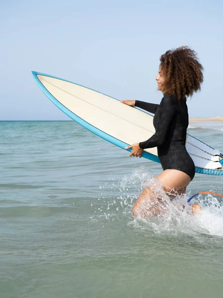 Wielorasowy Surfer Dziewczyna Działa Fal Brzegu Plaży — Zdjęcie stockowe