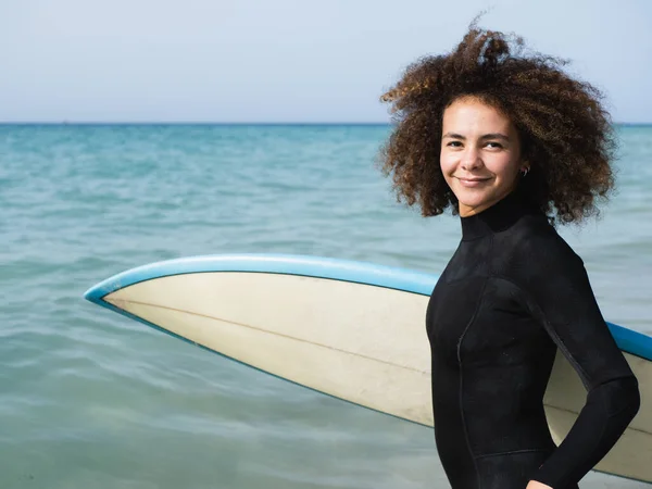 Portrait Multiracial Young Surfer Woman Getting Water — 스톡 사진