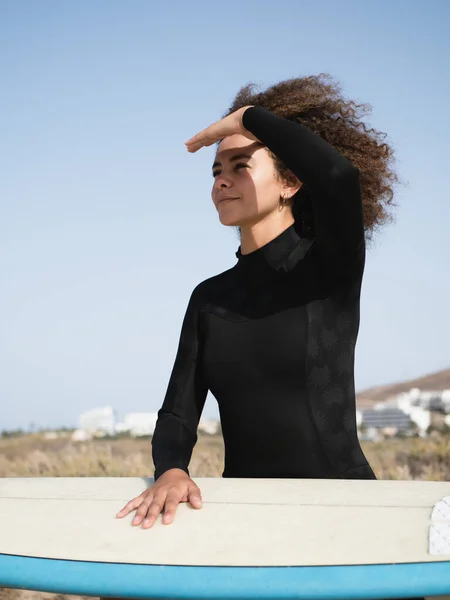 Multiracial Surfer Girl Portrait Watching Waves — Stockfoto