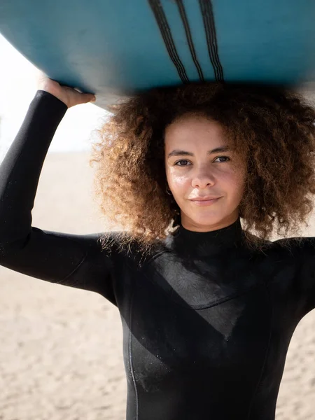 Multiracial Surfer Young Woman Afro Hair Portrait — Stockfoto