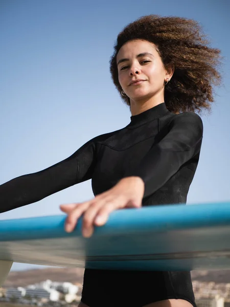 Surfer Girl Afro Hair Portrait — Stockfoto