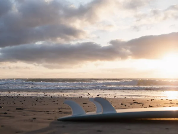 Morning Waves Sunrise Surfboard Lying Beach — Stock Photo, Image