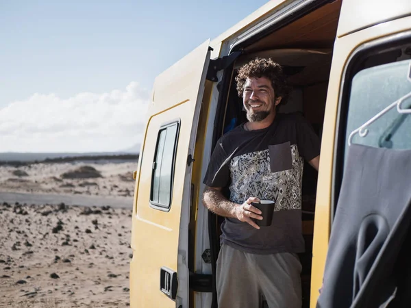 Homme Caucasien Souriant Prendre Café Dans Son Camping Car Profiter — Photo