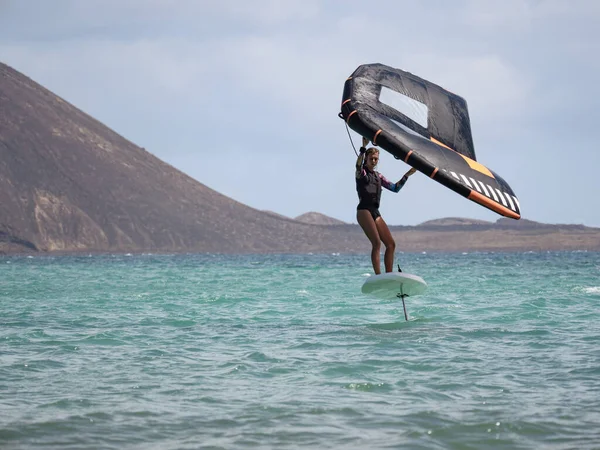 Kaukasische Junge Frau Praktiziert Wassersport Auf Dem Tragflügel Surfbrett — Stockfoto