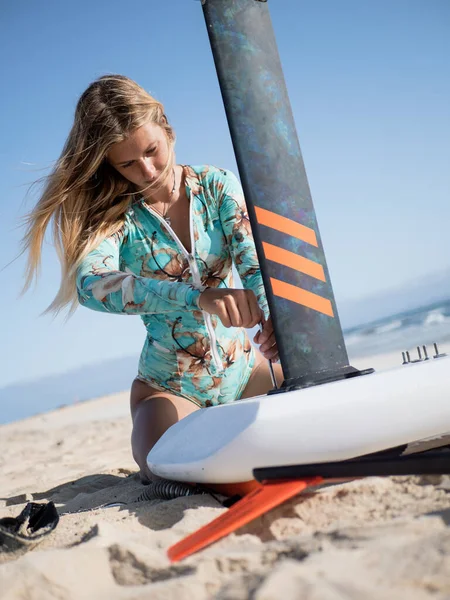 Kaukasische Junge Frau Strand Beim Aufbau Eines Tragflügel Surfbretts — Stockfoto