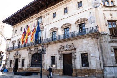 Palma de Mallorca, İspanya; 7 Aralık 2021: Plaza de Cort 'taki Palma Belediye Binası