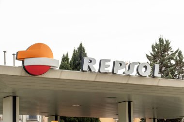 Palma de Mallorca, İspanya; 22 Şubat 2021: Repsol petrol istasyonu logosu. İspanyol enerji şirketi.