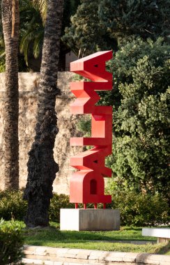 Palma de Mallorca, İspanya; 22 Şubat 2021: Palma, Mallorca 'daki gezinti alanında kırmızı heykel