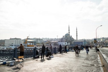 İstanbul, Türkiye; Kasım 2021: Galata Köprüsü 'ndeki balıkçılar ve İstanbul kentindeki Yeni Cami (Yeni Cami)