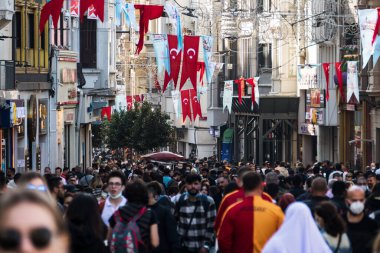 İstanbul, Türkiye; Kasım 2021: İstanbul 'da işlek İstiklal Caddesi. Sosyal uzaklık yok.