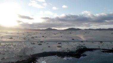 Corralejo Sand Dunes doğal parkı, günbatımı hava aracı manzaralı, Fuerteventura, Kanarya Adaları