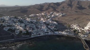 Fuerteventura Adası 'ndaki Las Playitas denizcilik kasabası insansız hava aracı görüntüsü