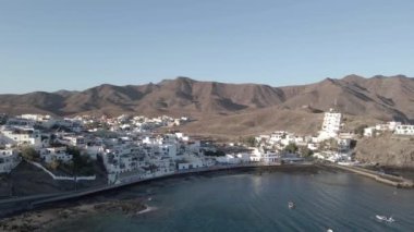 Fuerteventura Adası 'ndaki Las Playitas denizcilik kasabası insansız hava aracı görüntüsü