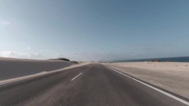 Pov, Fuerteventura 'daki Corralejo Kum tepeleri doğal parkından geçiyor.