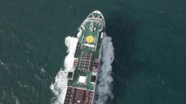Yolcu feribotu okyanusun üst görüntüsünde.