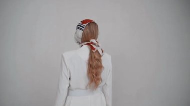 Kafasında mendili olan güzel bir kadın kameraya poz veriyor. Yavaş çekim