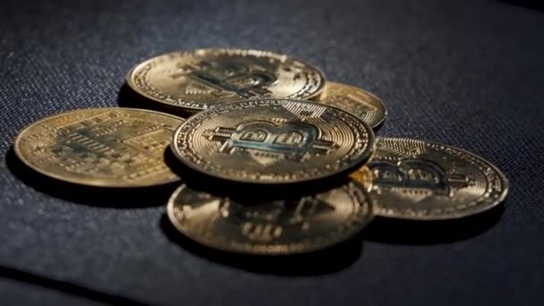 Bitcoin Btc Bozuk Para Siyah Arka Planda Dönüyor Dijital Sikke — Stok video