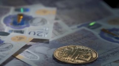 Bitcoin BTC bozuk para, 20 pound 'luk banknotlar üzerinde dönüyor. Bozuk paralar düşüyor. Dijital sikke siber uzay ve kripto para birimi. Döviz piyasası ve çevrimiçi ödeme kavramı