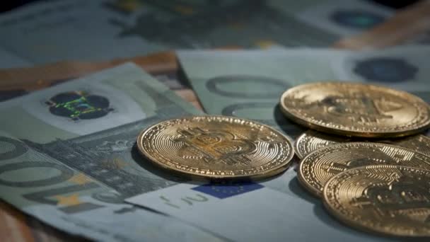 Bitcoin Btc Koin Berputar Pada Tagihan 100 Dan Euro Ruang — Stok Video