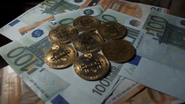 Bitcoin Btc Mince Rotující Bankovkách 100 Euro Digitální Mincovní Kyberprostor — Stock video