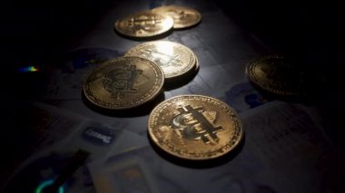 Bitcoin BTC bozuk para, 20 pound 'luk banknotlar üzerinde dönüyor. Sikkelerin üzerine duman salınır. Dijital madeni para siber uzay ve kripto para birimi. Döviz piyasası ve çevrimiçi ödeme kavramı