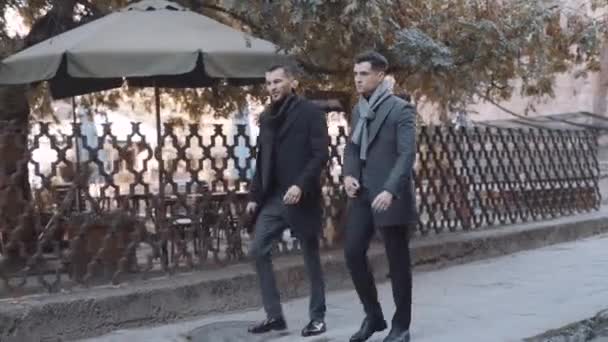 Serious businessmen walking in suits in the city. Slow motion — Vídeos de Stock