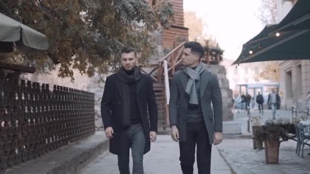 Des hommes d'affaires sérieux marchant en costume dans la ville. Mouvement lent — Video