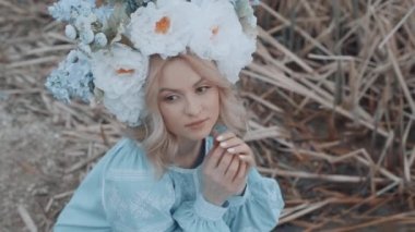 Kafasında çelenk olan Ukrayna vatandaşı bir kadın. Nakış. Nakış. Sahile yakın bir kadın