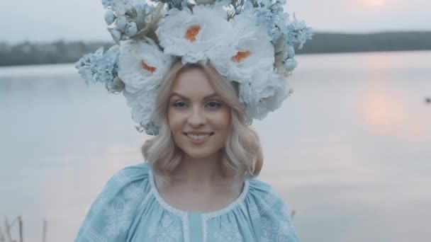 우크라이나 의상을 머리에 화관을 Embroidery 바라본다 — 비디오
