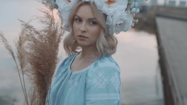 Mulher Traje Nacional Ucraniano Com Uma Coroa Flores Cabeça Bordado — Vídeo de Stock