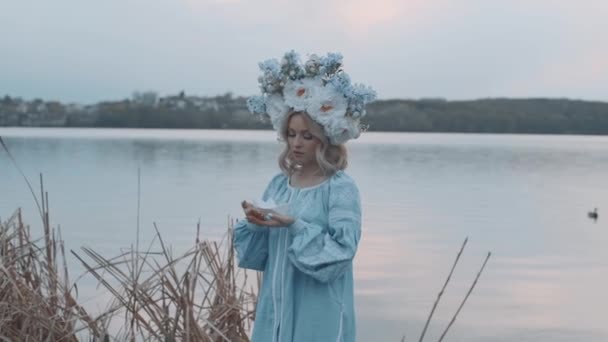 Mujer Traje Nacional Ucraniano Con Una Corona Cabeza Bordado Vista — Vídeo de stock
