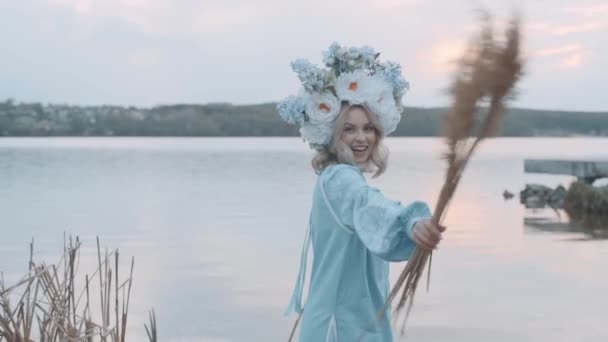 Mulher Traje Nacional Ucraniano Com Uma Coroa Flores Cabeça Bordado — Vídeo de Stock